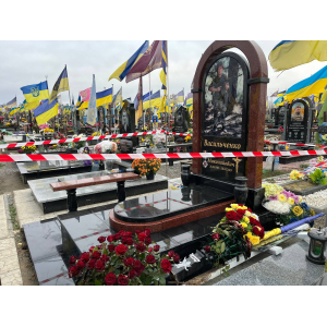Пам'ятник для військового з колонами